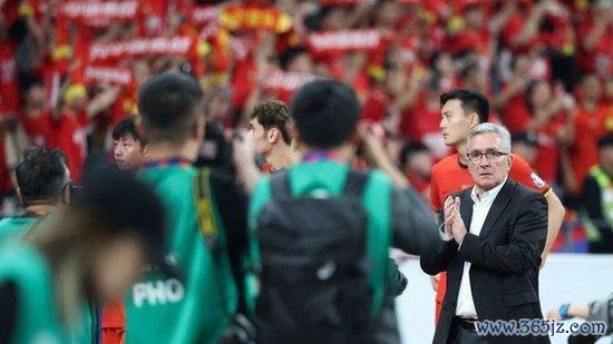 武磊因伤退出 两针阻塞留隐患 国足被淘汰成定局？