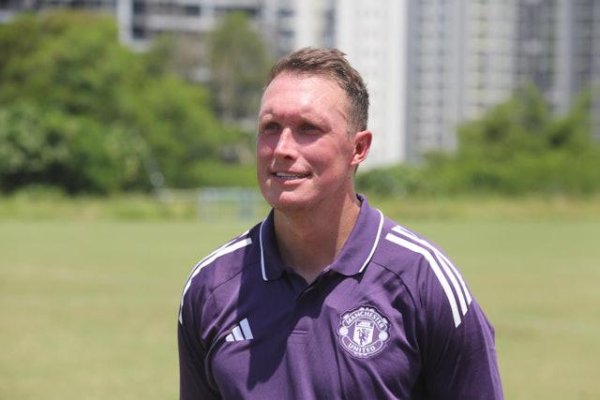 菲尔·琼斯随曼联后生队抵达中国香港，对阵枪手最牢记8-2一役