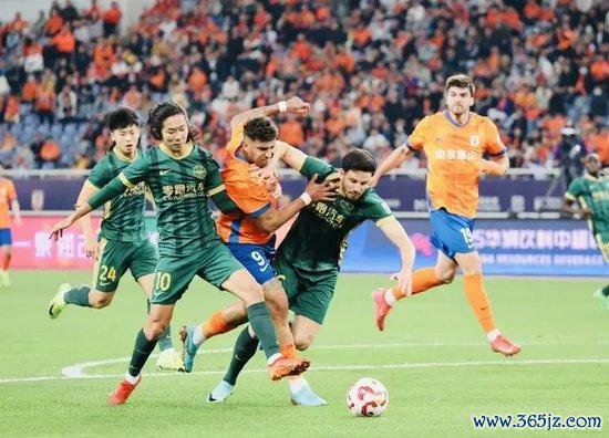 山东泰山队5名主力身背三张黄牌 打海港没东谈主停赛
