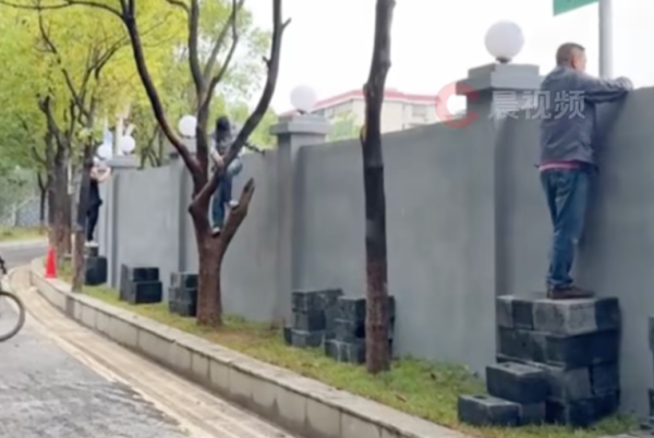 继“挂票”后，“湘超”永州又推出“砖”家票，持重东说念主：多情侣票和光棍狗票，皆送给抢不到票的球迷
