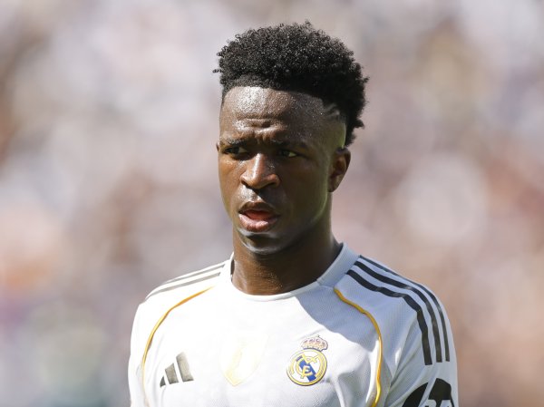 憋屈！队报：维尼修斯认为我方无论进展奈何，都会被阿隆索先换下