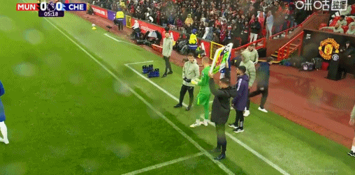 罗伯特-桑切斯开场5分钟染红后，马雷斯卡开场20分钟换3东说念主