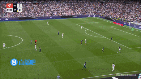 姆总很活气！多次被对方拉球衣却不吹，姆巴佩与裁判收敛调换