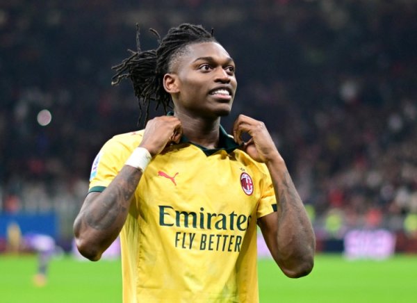 记者：莱奥体魄已规复并进入米兰合练 普利西奇和拉比奥特仍单练