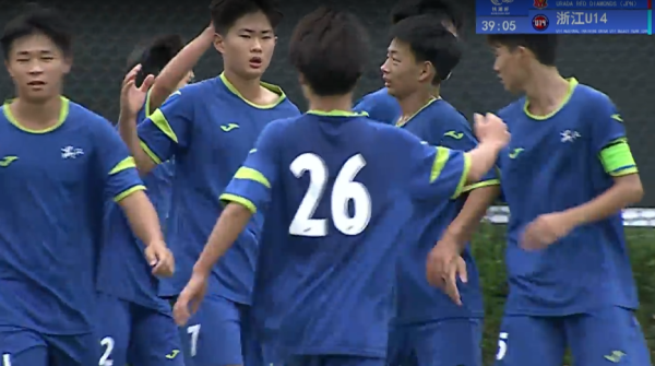 浙江队半场压哨绝平！郑哲瀚单刀戏耍门将，霸气庆祝不惧浦和红钻