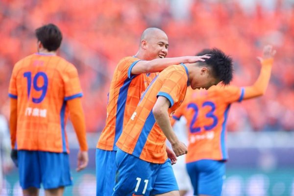 快让他转正？42岁韩鹏主场无缺谢幕！率泰山狙击申花海港+6-0国安