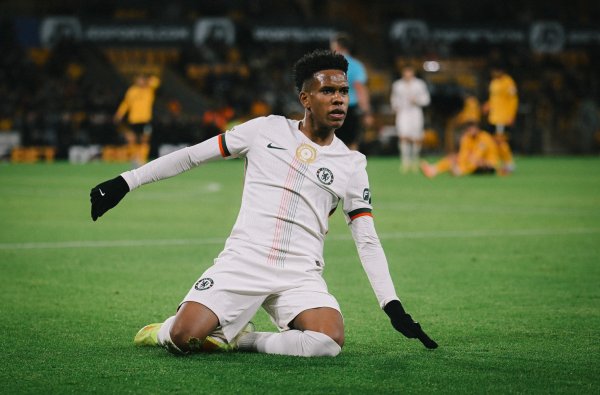 强！埃斯特旺成独一在18岁或更年青时畅达两场欧冠进球的南好意思球员