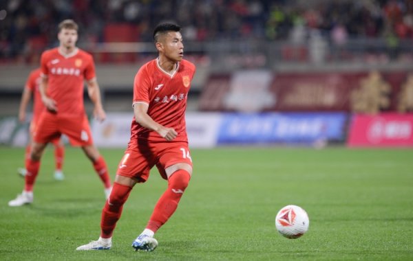 黄希扬：本赛季曾纠结是否退役，但愿留在铜梁龙传授领导给后辈