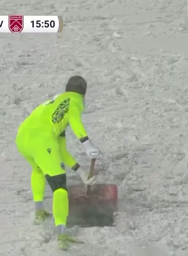 ❄️加拿大联赛决赛鹅毛大雪，渥太华竞技门将也要维护铲雪