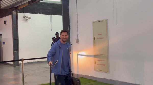 客战安哥拉！阿根廷队已抵达畅通场，梅西下大巴车后微微一笑😀