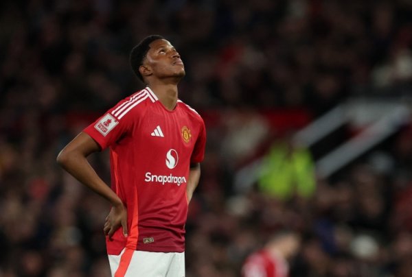 太阳报：奥比·马丁随曼联一线队磨真金不怕火，舍什科受伤或让他得到契机