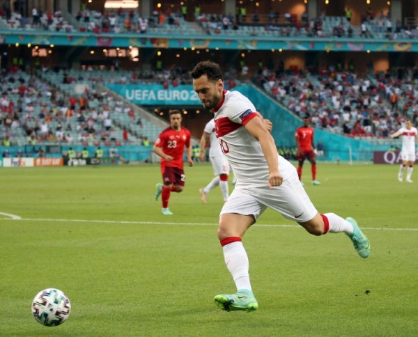 恰尔汗奥卢：这是一场遑急的得胜，要幸免附加赛积蓄黄牌停赛风险