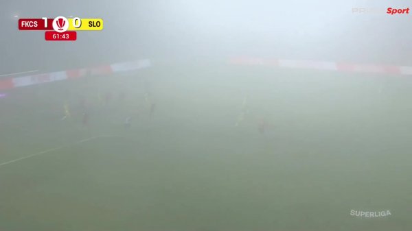 球在哪东说念主在哪❓罗马尼亚联赛惊现大雾天超远吊射，转播镜头都被晃