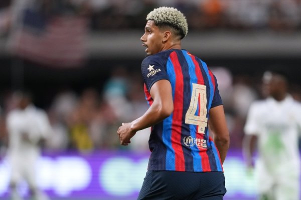 阿劳霍在欧冠2次被罚下是巴萨队史第3东谈主，此前2东谈主是皮克、加西亚