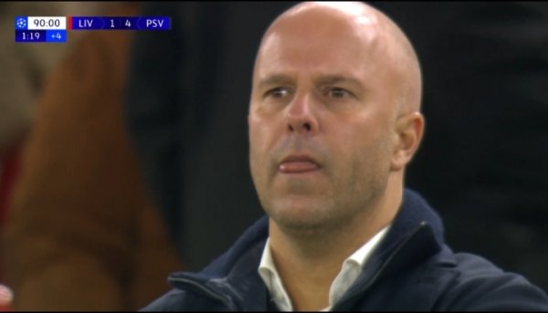 主场1-4逾期埃因霍温！场下的斯洛特质彩若有所想......