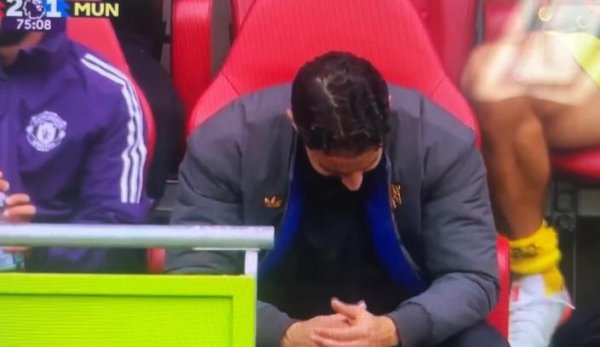 又不敢看！B费罚点球时阿莫林坐在锤真金不怕火席千里默折腰