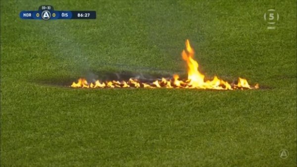主队左迁！瑞典北雪平球迷比赛时向球场投掷烟花，导致草坪着火